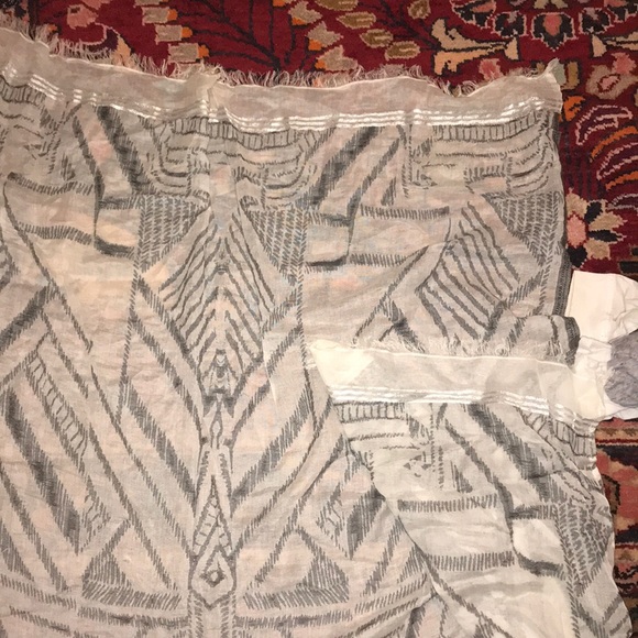 Light shoulder sitting sweater - Picture 5 of 6